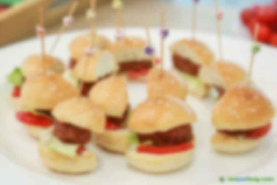 2019年10月16日，金字火腿股份有限公司在上海發(fā)布“人造肉”植物肉餅。 視覺中國 圖