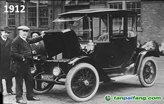 圖1 1912年，愛迪生跟他的電動車合影。