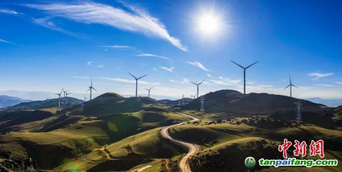 資料圖：拉馬鄉(xiāng)魯南山風(fēng)電場(chǎng)。李益民 攝