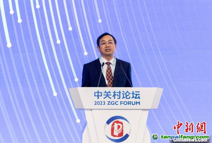 朱慶山研究員在論壇上以“鋼鐵工業(yè)超低碳發(fā)展路徑思考”為題做報(bào)告?！∪螘?攝