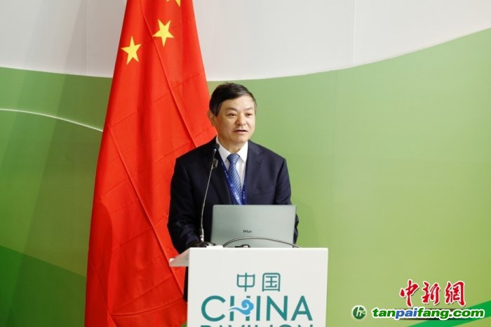 當?shù)貢r間11月30日，《聯(lián)合國氣候變化框架公約》第28次締約方大會(COP28)中國角開幕式暨“生態(tài)文明與美麗中國實踐”邊會在迪拜舉行。圖為中國生態(tài)環(huán)境部部長黃潤秋在邊會上發(fā)表致辭。<a target='_blank'  data-cke-saved-href='/' href='/'>中新社</a>記者 韓海丹 攝